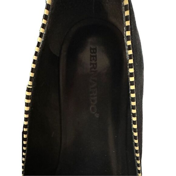 Bernardo Erica Black Suede Patent Leather Trim Loafer Flats Sz 7 1/2 M - Picture 3 of 5